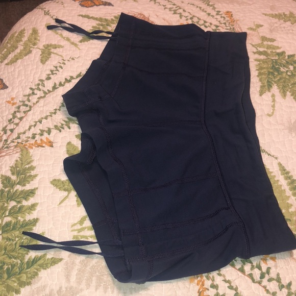 Lu lu lemon women’s Shorts - Picture 4 of 14